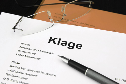 Klage auf Tisch, bildlich für Kündigungsschutzklage im Arbeitsrecht in Hannover